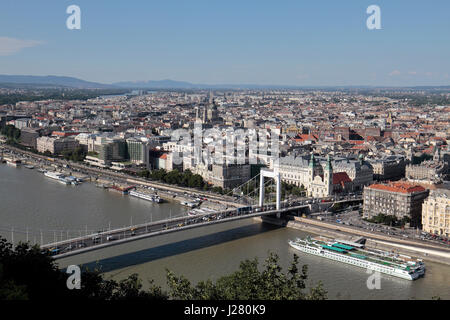 Blick über die Donau & Elisabethbrücke (Erzsebet versteckte) Richtung Pest in Budapest, Ungarn. Stockfoto