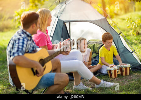 lächelnd, Eltern und Kinder freuen sich auf das Zelt camping Stockfoto