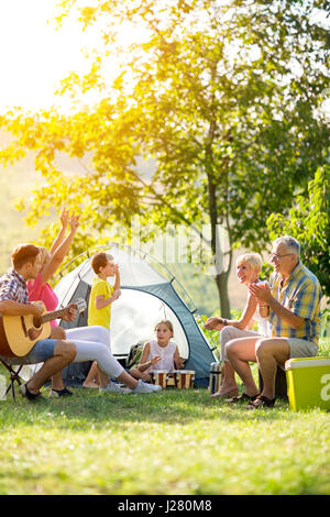 glückliche Familie genießen am Sommertag am camping Stockfoto