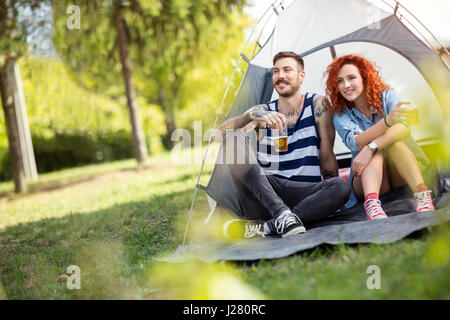 Junges Paar vor Zelt bei Musik Sommer camp Festival Stockfoto