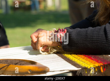 Handarbeit. Hand-Webstuhl Stockfoto