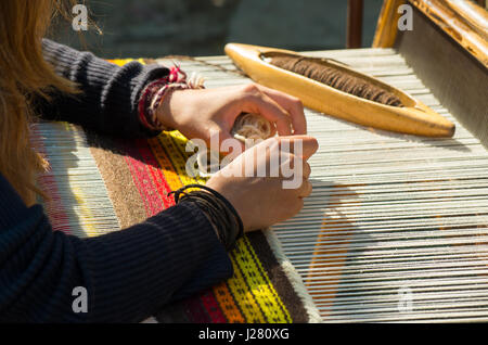 Handwerk. Handweberei Webstuhl mit vielen bunten Wollfäden. Stockfoto
