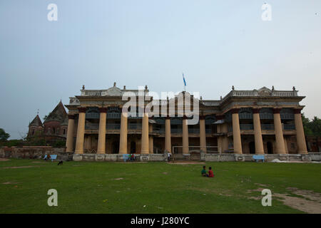 Der zweistöckige Puthia Palast, der die wichtigsten Struktur im Bereich auf der Nordseite ist. Dieser Palast wurde von Rani Hemanta Kumari gebaut. Stockfoto