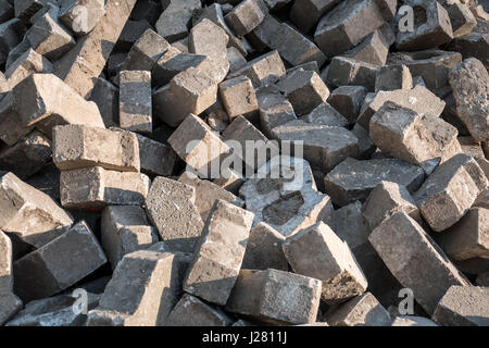 Ein großer Haufen von schweren Pflastersteinen Stockfoto