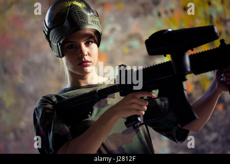 Frau Paintball Spieler mit Pistole Stockfoto