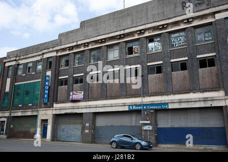 Verlassene Fabrikgebäude in Digbeth, Birmingham, England, Vereinigtes Königreich. Digbeth ist eine Fläche von Zentrum von Birmingham, England. Nach der Zerstörung der inneren Ringstraße gilt Digbeth heute ein Viertel im Stadtzentrum von Birmingham. Als Teil der großen Stadt-Plan durchläuft Digbeth eine große Sanierung-Regelung, die alten Industriegebäude in Wohnungen, Einzelhandelsflächen, Büros und Kunst Einrichtungen regenerieren wird. Es gibt noch sosehr Industriekonjunktur im Süden des Gebiets. Stockfoto