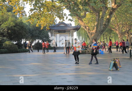 Menschen besuchen Hu bin Gong Yuan Park Westsee in Hangzhou China. Stockfoto
