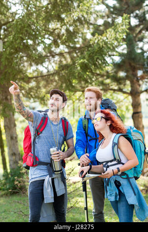 Junge Wandergruppe zeigen mit Finger-Destination in der Natur Stockfoto