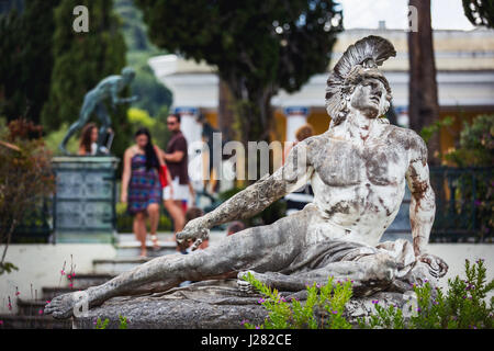 Korfu, Griechenland - 20. August 2015: Berühmte Skulptur des sterbenden Achilles in Achilleion Garten, Corfu Stockfoto