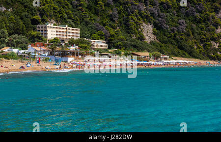 Glyfada Strand auf Korfu, Touristen genießen einen schönen Sommertag am Strand, Griechenland. Stockfoto