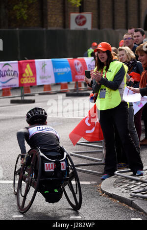 Ray Martin fuhr mit Unterstützung beim Virgin London Marathon 2017 nach der Überquerung der Tower Bridge und entlang des Tower of London, UK Stockfoto