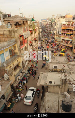 Ansicht einer Straße Szene unten auf Main bazar Straße in Paharganj, New Delhi, Indien. Foto von der Dachterrasse des Hotel Shelton genommen Stockfoto