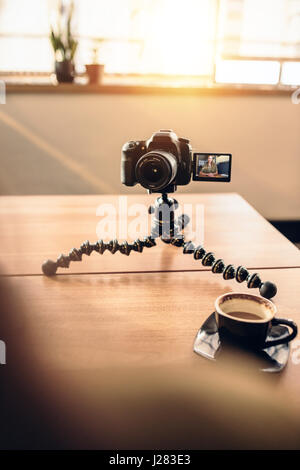 Junge Frau im Fokus auf LCD-Bildschirm von einer digitalen Kamera. Frau Inhalte für ihr Vlog aufnehmen. Stockfoto