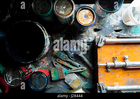 Draufsicht der Farbe Dosen mit Pinsel auf Holztisch Stockfoto