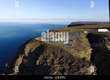 Luftaufnahme des Kugel-Denkmals am Nordkap, an einem Sunnyautumn Tag in Nord-Norwegen Stockfoto