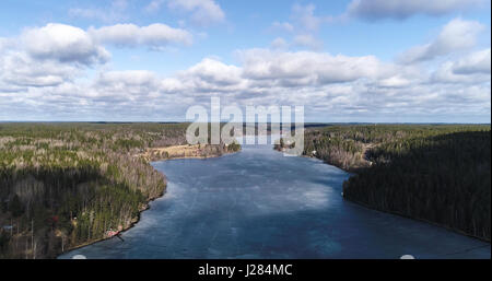 Luftaufnahme des eisigen Nuuksion Pitkäsee in Nuuksio Nationalpark in Espoo, Finnland Stockfoto