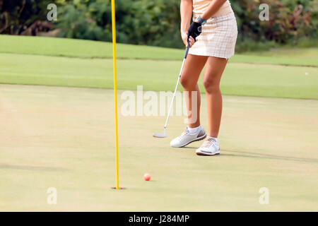 Geringen Teil der Frau Golfspielen am Golfplatz Stockfoto