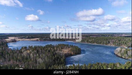 Luftaufnahme des Sahajärvi, vor den Toren Nuuksio Nationalpark in Espoo, Finnland Stockfoto