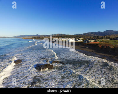 Luftaufnahme direkt vor der Küste bei San Simeon Town, am Highway 1 in Kalifornien, USA Stockfoto