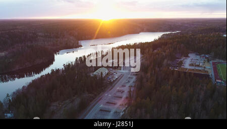 Luftaufnahme des Haltia Naturzentrum einen Abend Sonnenuntergang in Nuuksio Nationalpark in Espoo, Finnland Stockfoto