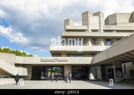 Die Ikone modernen Brutalismus des Royal National Theatre im oberen Boden auf der South Bank, London SE1, darstellende Kunst Stockfoto