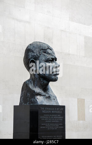 Nelson Mandela von Ian Walters in Southbank Centre außerhalb der Royal Festival Hall, South Bank, London SE1-Statue (Kopf und Schultern Büste) Stockfoto