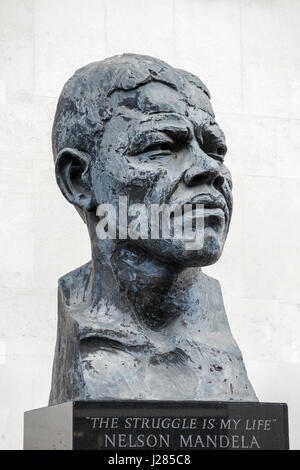 Nelson Mandela von Ian Walters in Southbank Centre außerhalb der Royal Festival Hall, South Bank, London SE1-Statue (Kopf und Schultern Büste) Stockfoto