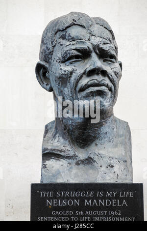 Nelson Mandela von Ian Walters in Southbank Centre außerhalb der Royal Festival Hall, South Bank, London SE1-Statue (Kopf und Schultern Büste) Stockfoto