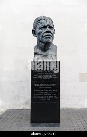 Nelson Mandela von Ian Walters in Southbank Centre außerhalb der Royal Festival Hall, South Bank, London SE1-Statue (Kopf und Schultern Büste) Stockfoto