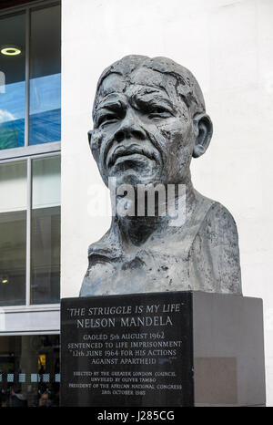 Nelson Mandela von Ian Walters in Southbank Centre außerhalb der Royal Festival Hall, South Bank, London SE1-Statue (Kopf und Schultern Büste) Stockfoto