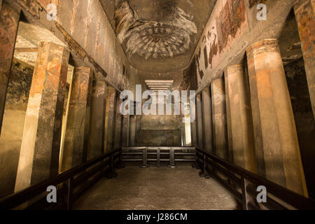 Ein Hinayana Buddhismus Chaitya Griha ist Consicuous durch das Fehlen einer Gautam Buddha Idol. In den Höhlen von Ajanta, Aurangabad, Indien Stockfoto