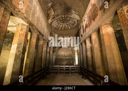 Ein Hinayana Buddhismus Chaitya Griha ist Consicuous durch das Fehlen einer Gautam Buddha Idol. In den Höhlen von Ajanta, Aurangabad, Indien Stockfoto