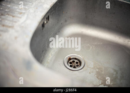 Alte Küche Details, Teil einer alten schmutzige Waschbecken. Stockfoto