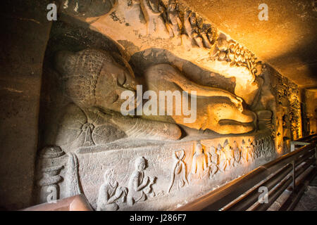 Höhle 26 mit schlafenden Buddha in den Höhlen von Ajanta, Aurangabad, Indien Stockfoto