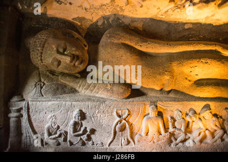 Höhle 26 mit schlafenden Buddha in den Höhlen von Ajanta, Aurangabad, Indien Stockfoto