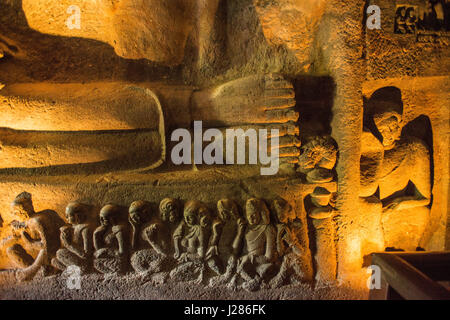 Höhle 26 mit schlafenden Buddha in den Höhlen von Ajanta, Aurangabad, Indien Stockfoto