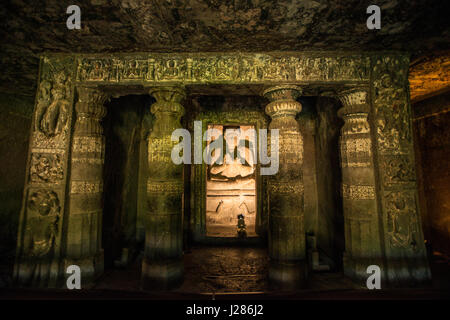 Details eines Buddha Skulptur in einer Höhle in Ajanta Höhlen, Aurangabad, Maharashtra, Indien Stockfoto