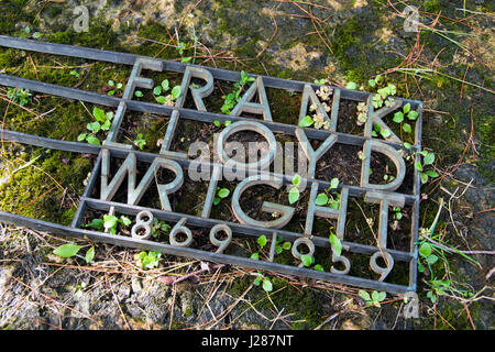 Das ursprüngliche Grab des amerikanischen Architekten Frank Lloyd Wright, in der Einheit Kapelle Friedhof, Wyoming, Wisconsin.His bleibt zogen später nach Arizona. Stockfoto