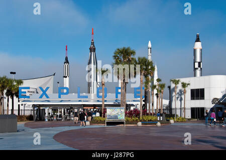 Redstone, Atlas und Titan Raketen stehen hinter dem Eingang zu den Visitor Complex am NASA Kennedy Space Center, Florida. Stockfoto