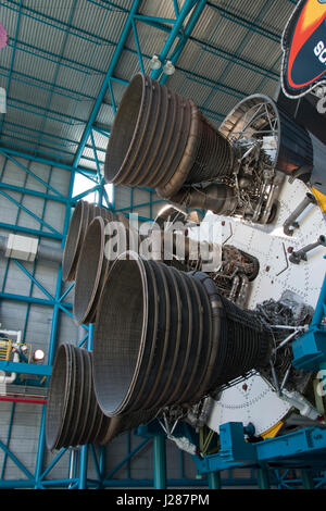 Motoren der Saturn V-Rakete der Apollo-Rakete, die Männer zum Mond, am Kennedy Space Center der NASA Apollo/Saturn V Center ins Leben gerufen. Stockfoto