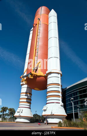 Eine Nachbildung der Raumfähre Kraftstofftanks und solide Raketenmotoren angezeigt, auf der Besucher-Komplex an der NASA Kennedy Space Center, Florida. Stockfoto