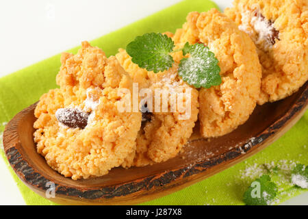 Mandel Krume Cookies in Oliven Holz bootsförmig Schüssel Stockfoto