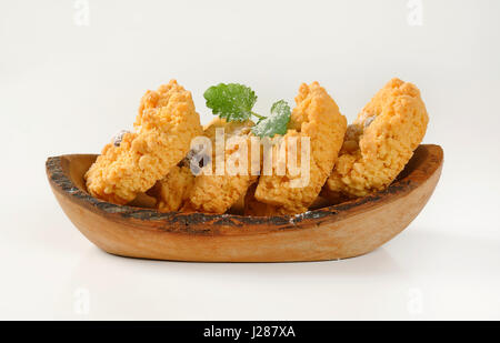 Mandel Krume Cookies in Oliven Holz bootsförmig Schüssel Stockfoto