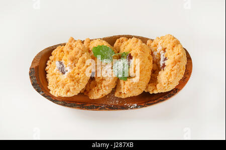 Mandel Krume Cookies in Oliven Holz bootsförmig Schüssel Stockfoto