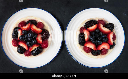 Zwei gemischte Beeren-Törtchen auf Platten von oben Stockfoto