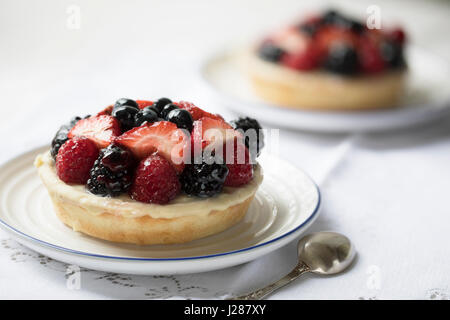 Verlockend gemischte Beeren-Torte mit Brombeeren, Himbeeren, Heidelbeeren und Erdbeeren. Stockfoto