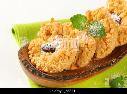 Mandel Krume Cookies in Oliven Holz bootsförmig Schüssel Stockfoto