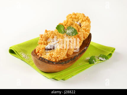 Mandel Krume Cookies in Oliven Holz bootsförmig Schüssel Stockfoto