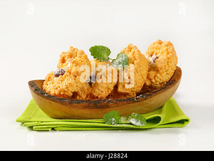 Mandel Krume Cookies in Oliven Holz bootsförmig Schüssel Stockfoto