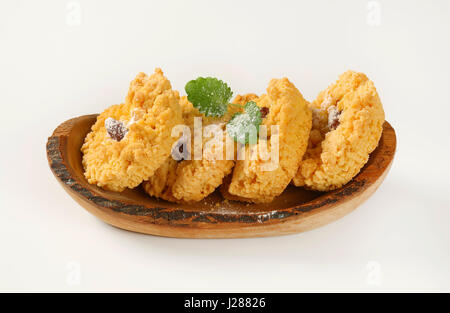 Mandel Krume Cookies in Oliven Holz bootsförmig Schüssel Stockfoto